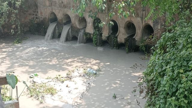 डीवीसी बोकारो थर्मल प्लांट में ऐश पाइप फटा, दामोदर नदी में बहा राख का मलबा
